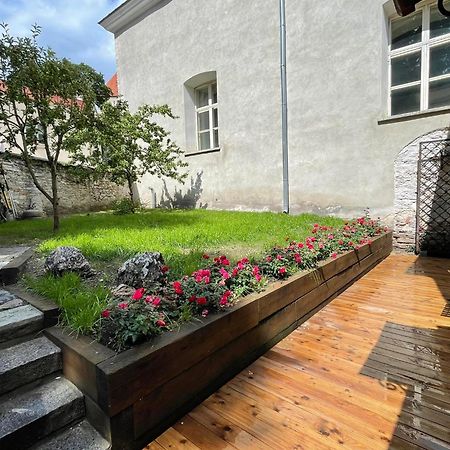 Historic Apartment With Private Garden In Old Town Tallin Exterior foto